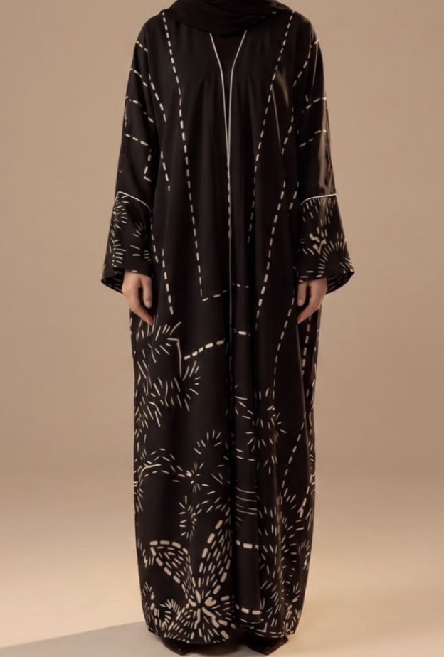 عباءة مع تطريز مميز للنخل من العلامة ZAM Abaya
