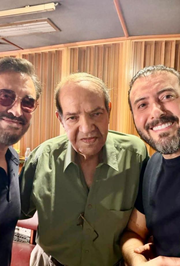  مجدي مرسى جميل عزيز يتوسط النجم الكبير كاظم الساهر ونجله 