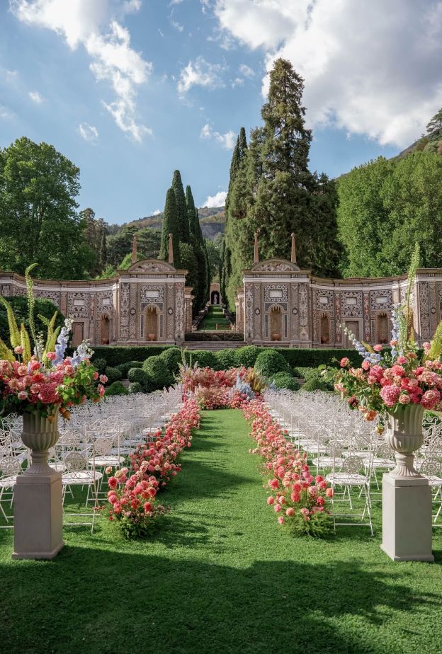 ممر ساحر بالوردي – الصورة من The Lake Como Wedding Planner