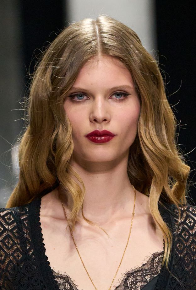 الوان احمر الشفاه القوي بتدرجات كرزية من دار Dolce Gabbana