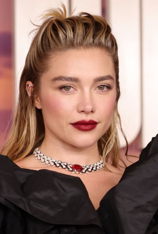 الوان احمر الشفاه القوية بتدرجات البرغندي من وحي Florence Pugh- الصورة من حساب خبير المكياج Alex Babsky على انستغرام.