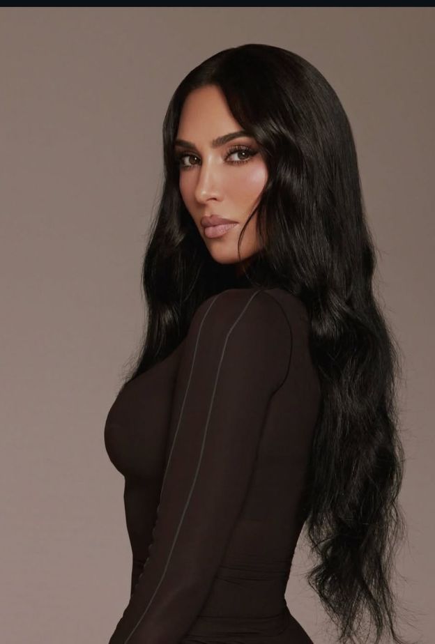 صيحة البلاشر الغلوسي بأسلوب كيم كارداشيان