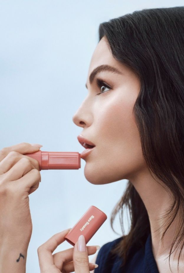  FIND COMFORT LIP BUTTER من علامة RARE BEAUTY
