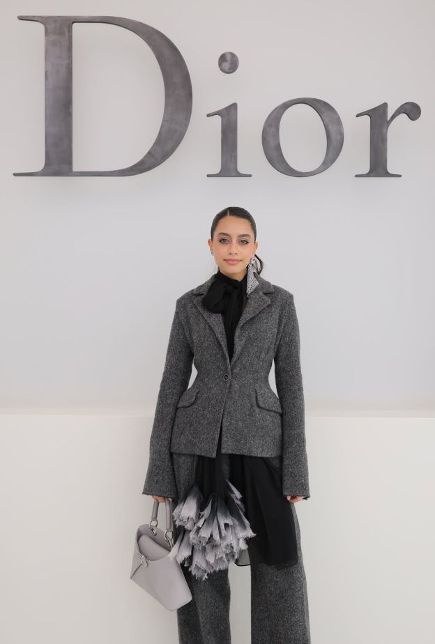 ياسمينا العبد بإطلالة البدلة الرمادية من Dior