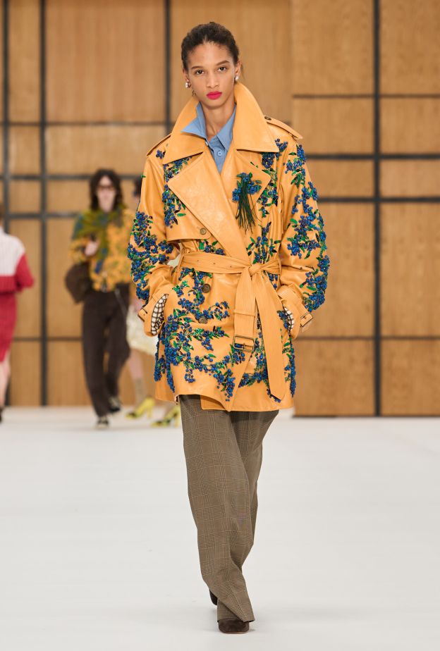 حين يلين الإرث.. "دانييل لي" يفتح أبواب Burberry للعفوية في ربيع وصيف 2027