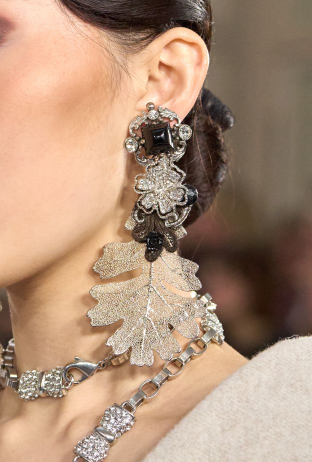  ازهار كبيرة في تصميم الأقراط من Costelloe