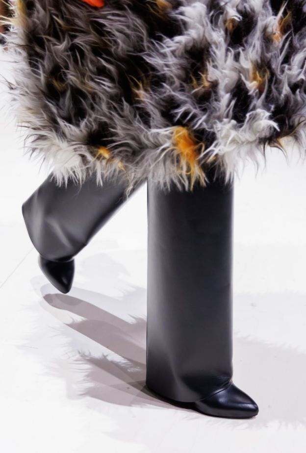 GIVENCHY تطلق جزمة THE SHARK PINCH من إبداع SARAH BURTON