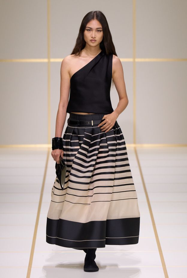  التنورة من صيحات الموضة Giorgio Armani