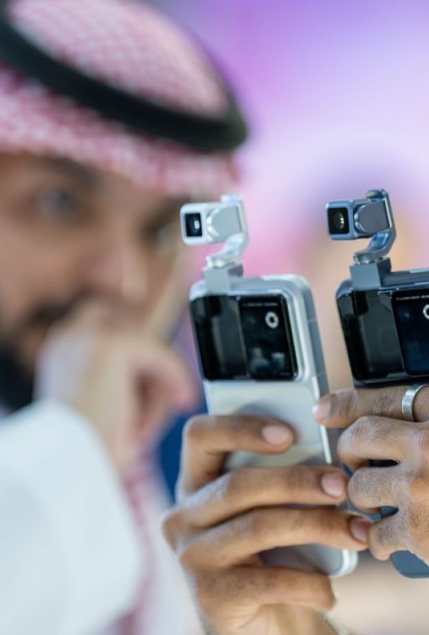HONOR تكشف عن أول هاتف روبوتي في العالم Robot Phone خلال LEAP 2026