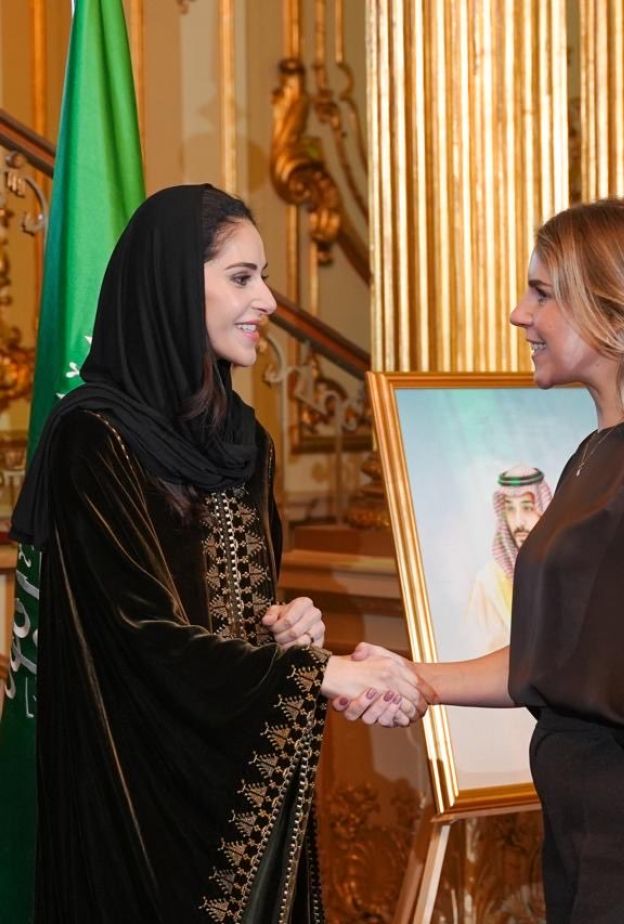   أسيل الشهيل، سفيرة المملكة لدى السويد، تحتفي باليوم الوطني السعودي في ثوب المتفت من مشاعل التراث 