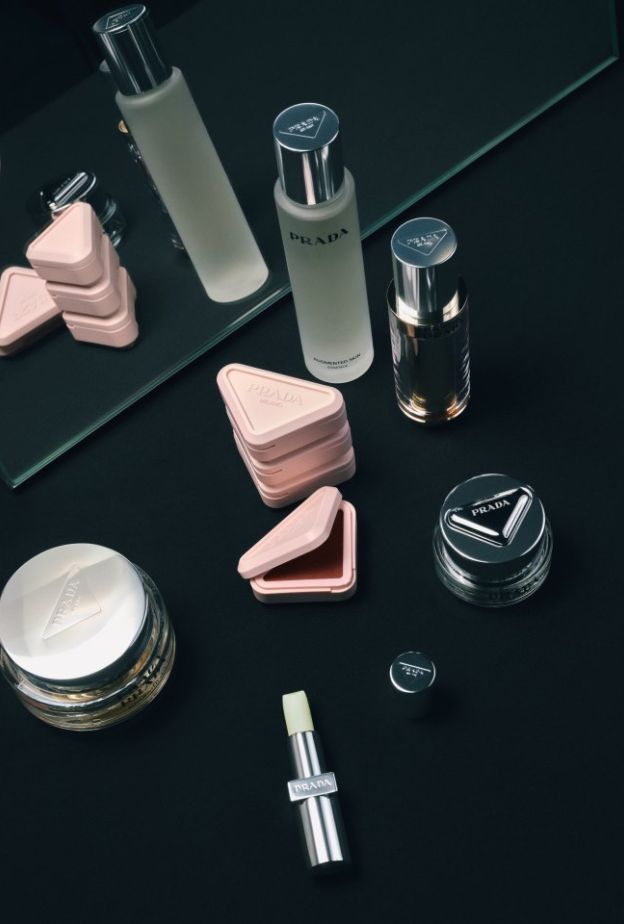 عرض أزياء Prada النسائية لموسم ربيع وصيف 2027