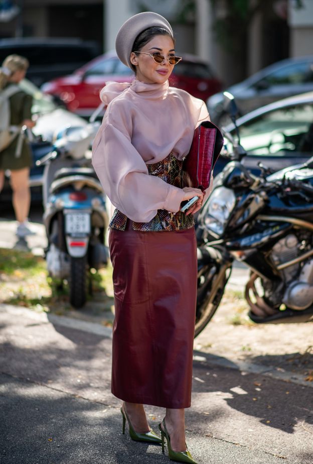 Pencil Skirt‏ باللون الخمري من شوارع ميلان