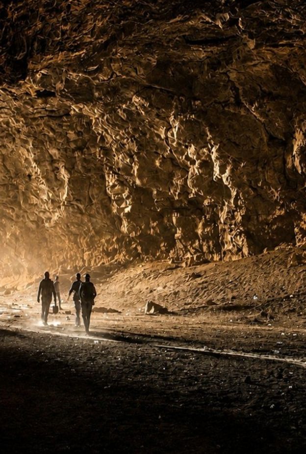 حين تفتح الأرض أسرارها… مغامرات استثنائية في كهوف السعودية وأنفاقها البركانية