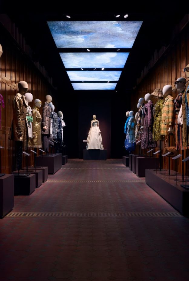 BURBERRY ومتحف فيكتوريا وألبرت يطلقان معرضاً فنياً احتفاءً بالتاريخ العريق لمعطف Burberry