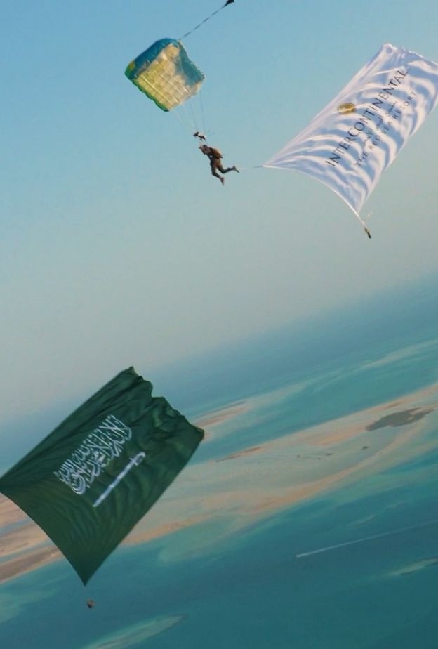 رازن العجمي تحلق بالعلم السعودي في أول قفزة مظلية تاريخية فوق البحر الأحمر