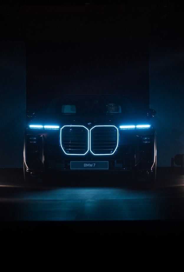 BMW تكشف من دبي عن الفئة السابعة الجديدة
