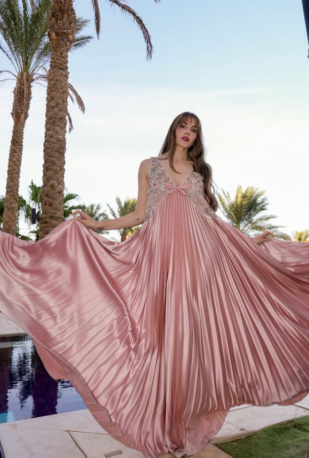 سينتيا صموئيل بإطلالة أنثوية حالمة بالوردي الناعم