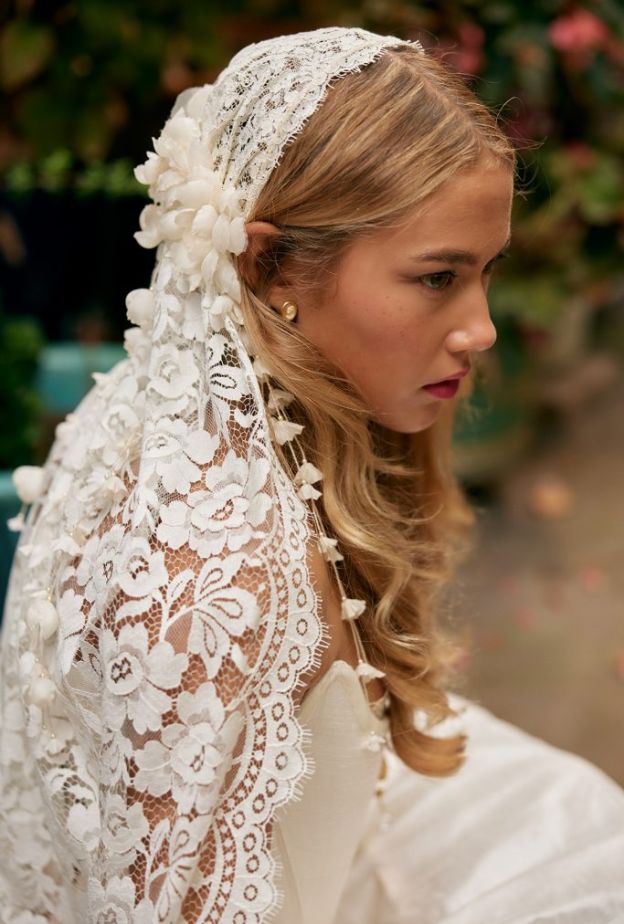 طرحة Moonflower Lace Juliet Cap Veil من دار Erica Elizabeth