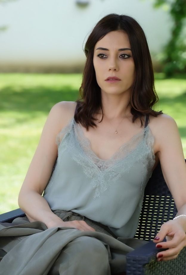 جانسو ديري بطلة مسلسل Sadakatsiz الخائن