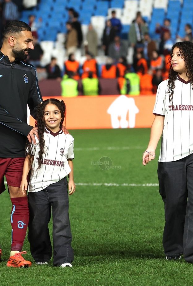 مكة وكيان تحتفلان مع والدهما محمد صلاح بفوز طرابزون 