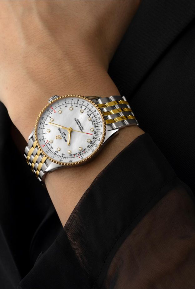 ميناء عرق اللؤلؤ يمنح ساعة Navitimer Automatic 36 من Breitling بريقاً ناعماً