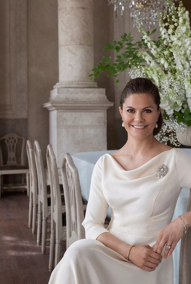 ولية العهد فيكتوريا Crown Princess Victoria وشريط أكتوبر الوردي
