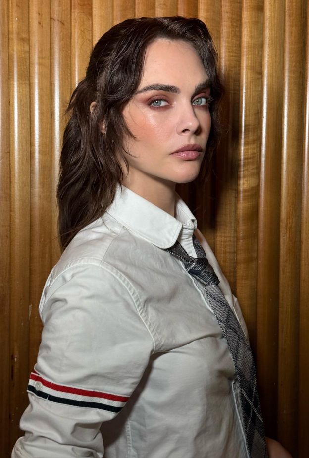 اطلالة Cara Delevingne برسمات المكياج البني مع الاحمر