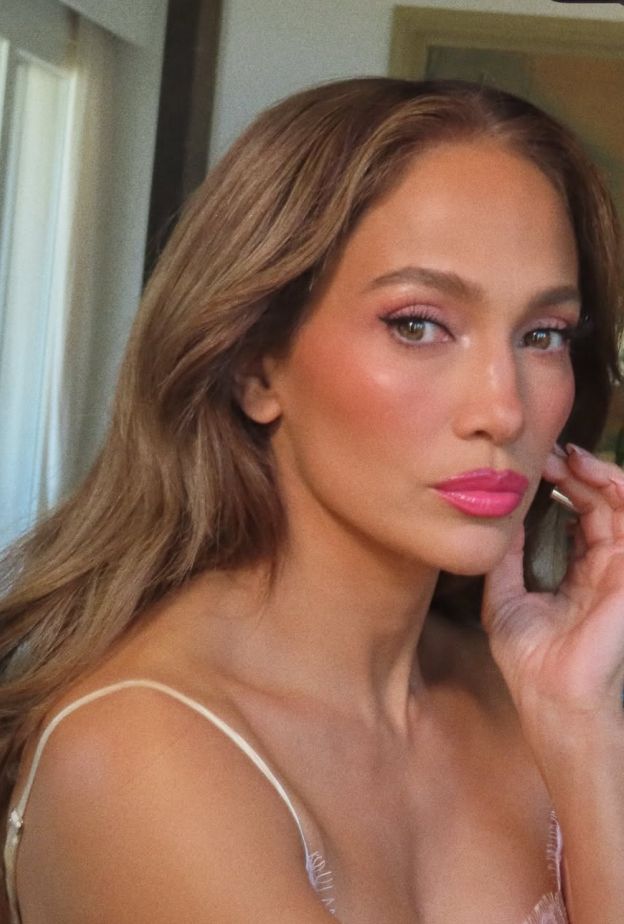 الوان احمر الشفاه القوية والوردية بأسلوب Jennifer Lopez- الصورة من حساب Justine Marjan على انستغرام