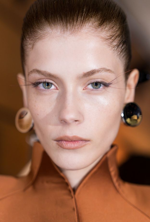 صيحات الرموش الطويلة والملونة من دار Mugler