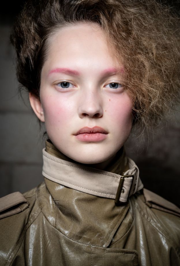 موضة الحواجب الملونة بتدرجات زهرية من دار Acne Studios