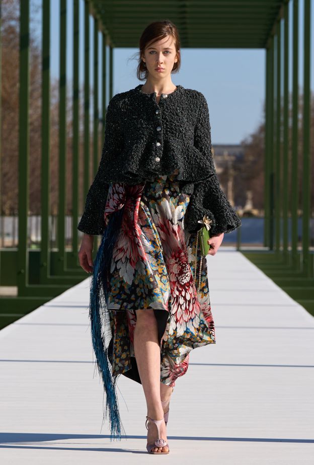 تنورة مزينة بالورود مع البلايزر الأسود من Christian Dior 