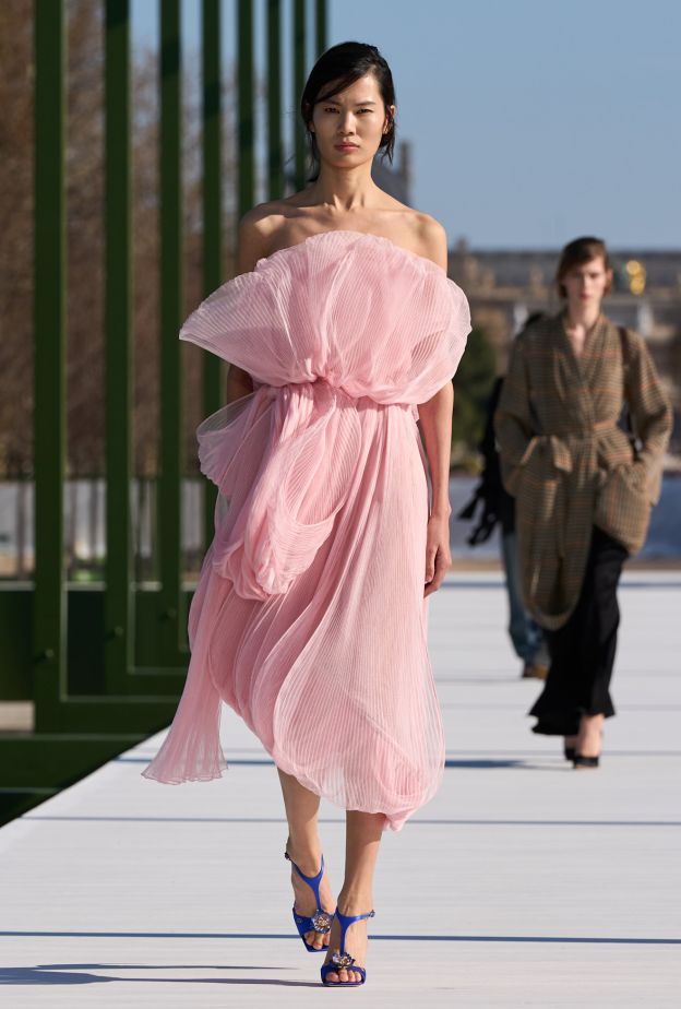  فستان أنثوي زهري من Christian Dior