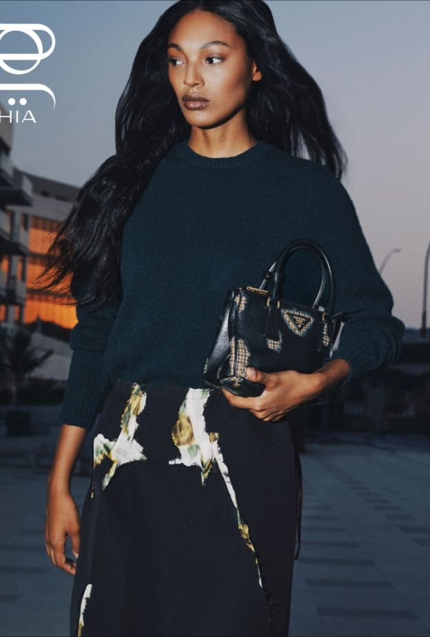 جلسة تصويرية خاصة بـ"هي" ودار Prada
