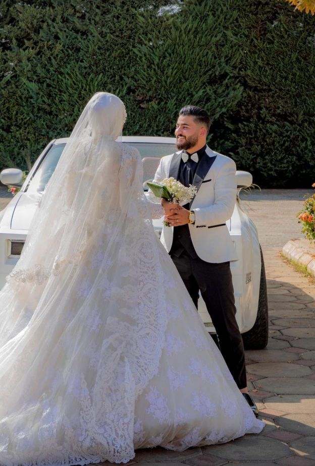 أمير عموري مع عروسته خلال حفل زفافه
