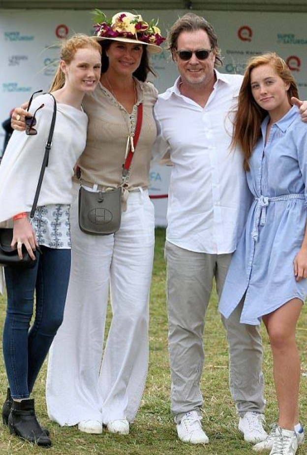 بروك شيلدز (52 عاما) متألقة مع زوجها وابنتيها خلال حضورهم لنشاط خيري