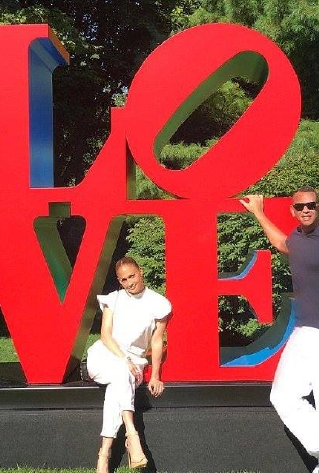 كلمة واحدة تجمع بين جنيفير لوبيز وصديقها اليكس رودريغوز هي "الحب" عبر صورهما التي نشرها على حسابه على الانستقرام