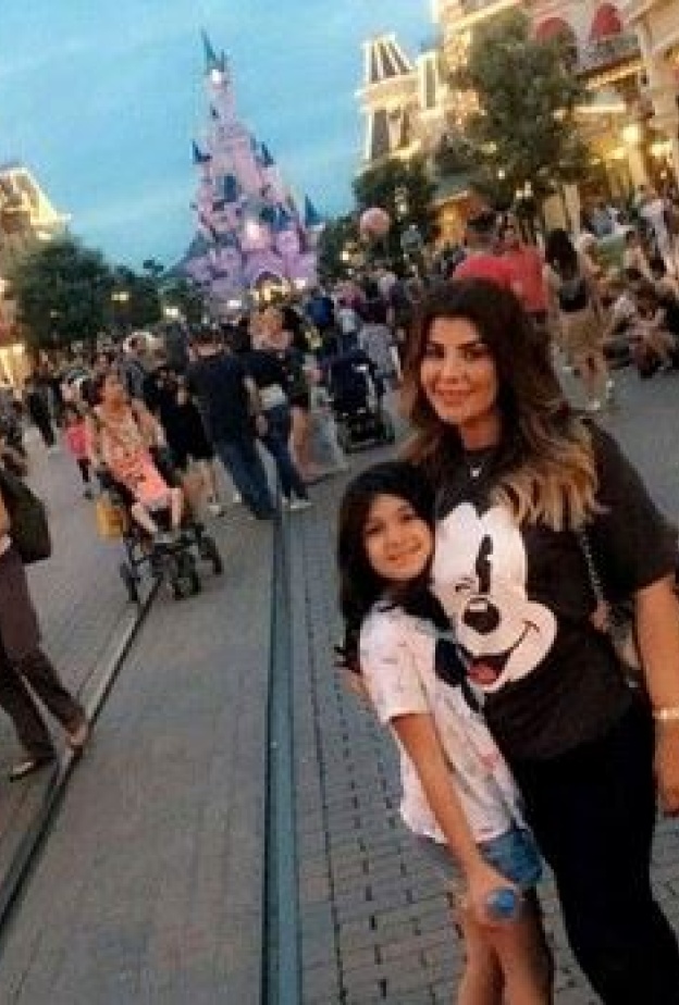 الهام الفضالة تشارك متابعيها صورة مع ابنتها خلال زيارتهما لديزني لاند باريس