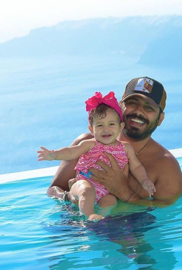 عبد الله بوشهري يشارك متابعيه صورة مع ابنته خلال اجازتهم في هاواي