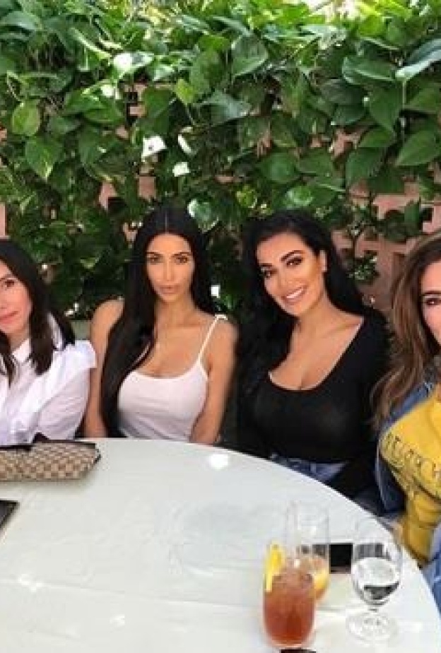هدى قطان برفقة شقيقتها وكيم كاردشيان خلال لقاء لهن على الغداء في بيفرلي هيلز