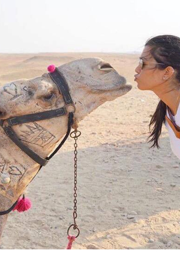 كورتني كاردشيان توجه قبلة لأحد الجمال خلال جولتها في أهرامات الجيزة في القاهرة