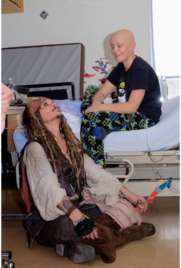 جوني ديب يتقمص شخصية جاك سبارو .. ويقوم بزيارة مستشفى BC الخاصة بالأطفال في كندا