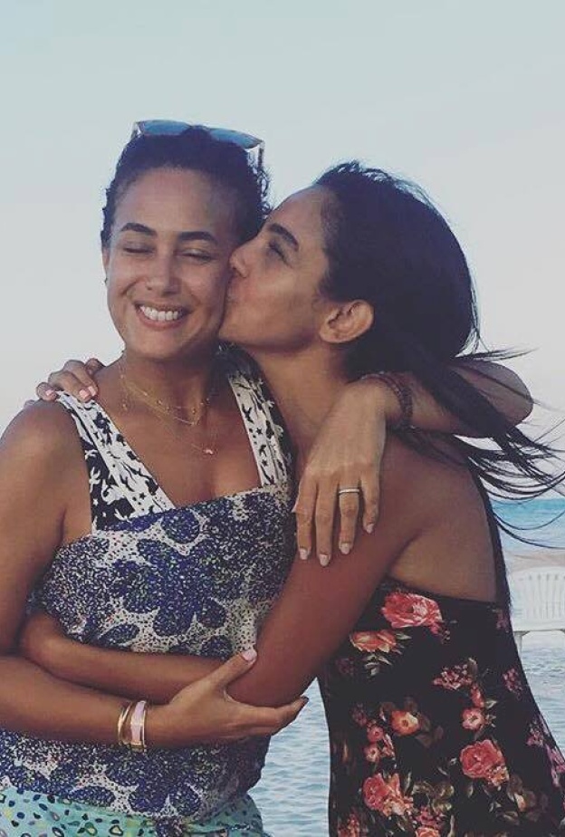 هند صبري تشارك متابعيها بصورة تجمعها بالنجمة سلمى أبو ضيف في خليج المازه في مصر