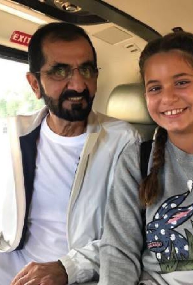 الأميرة هيا تشارك متابعيها صورة عفوية باسمة للشيخ محمد مع ابنتهم الجليلة