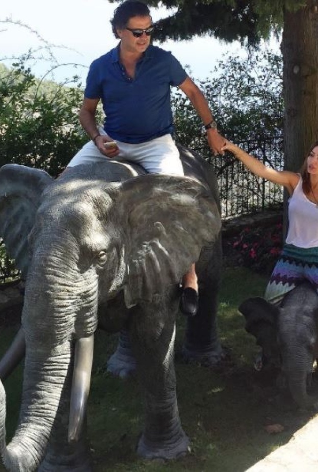 راغب علامة وزوجته جيهان على الفيلة في قرية إيز الفرنسية!