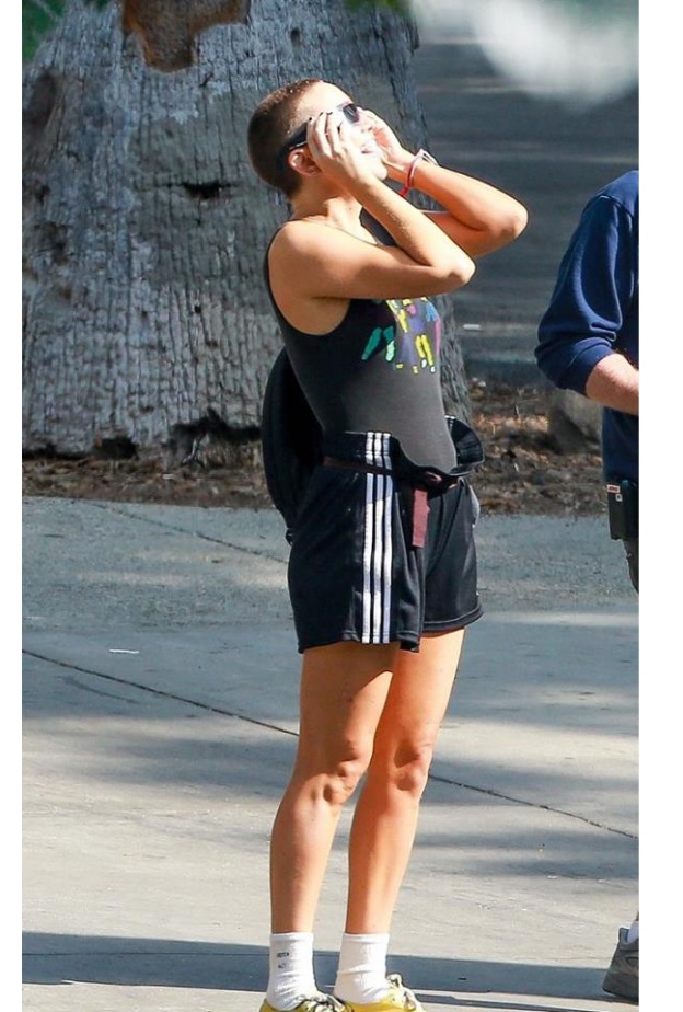 كيت هدسون تظهر بشعرها القصير جدا خلال مراقبتها لكسوف الشمس يوم أمس