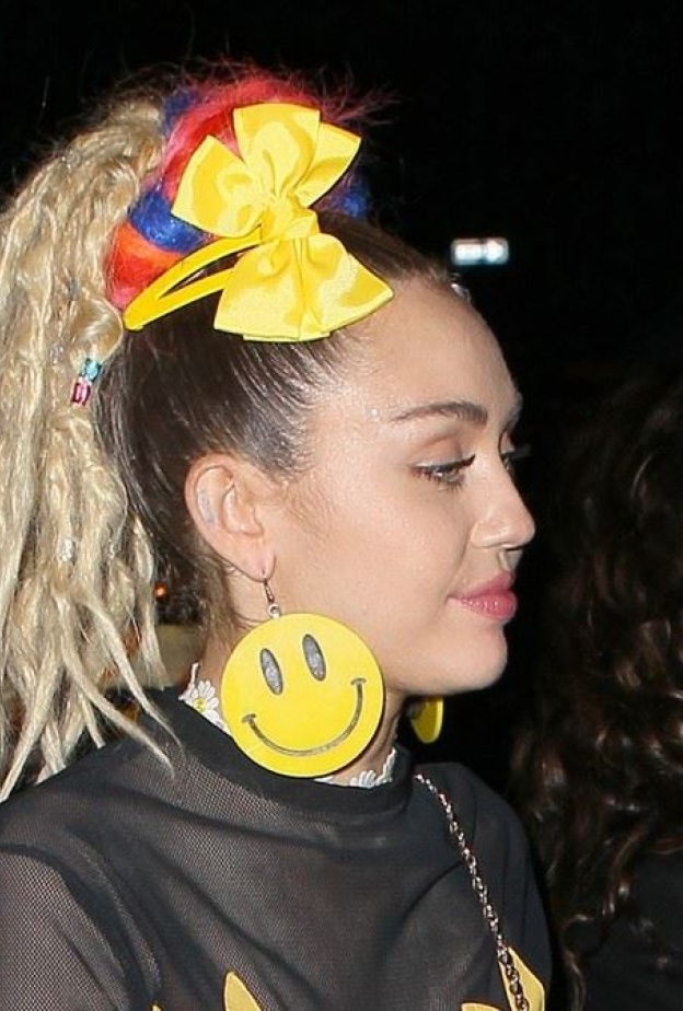 يبدو أن مايلي سايروس قد فقدت عقلها حقاً بإعتمادها لهذه التسريحة الغريبة!