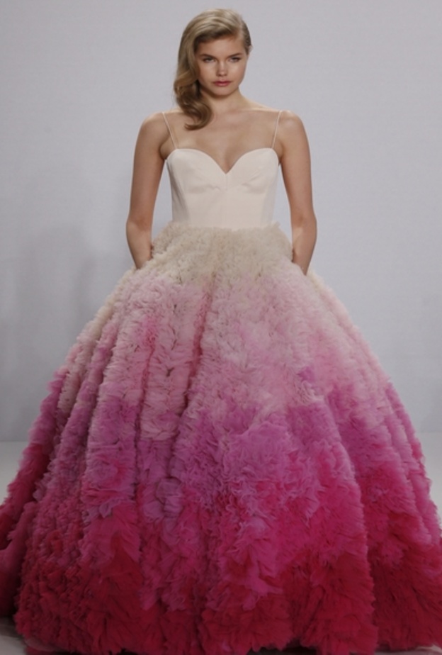 "كريستيان سيريانو" يبهر الجميع في أول مجموعة فساتين زفاف !