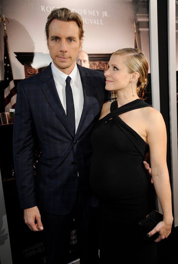 كريستين بيل الحامل في شهورها الأخيرة في لقطة رومانسية مع زوجها جاكس شيبرد