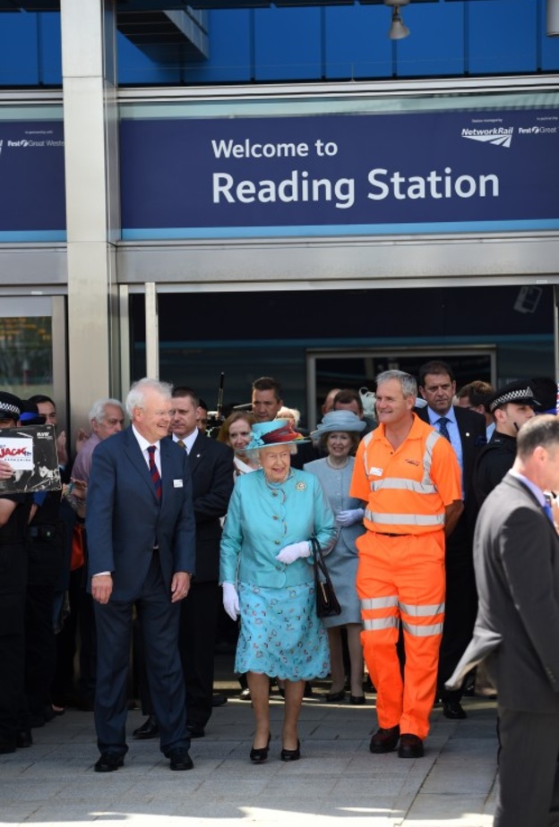 بالصور: الملكة إليزابيث تفتتح محطة سكة حديد