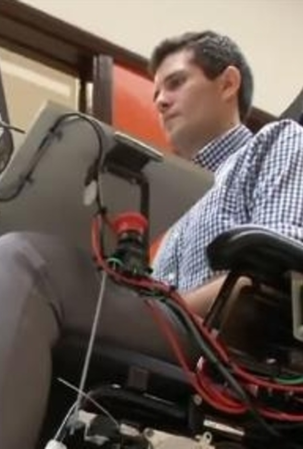 مصاب بالشلل التام